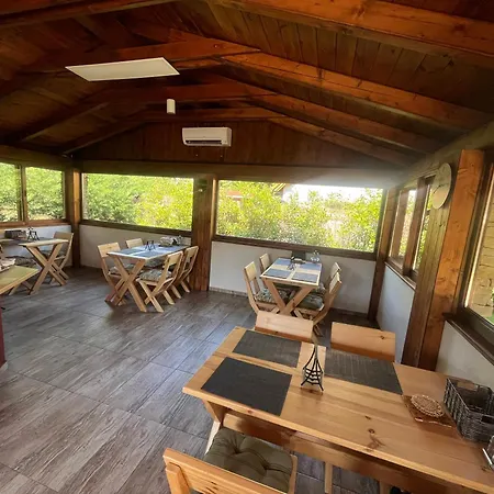 Carp Land Camp 住宿加早餐酒店 鲍洛通塞派兹德